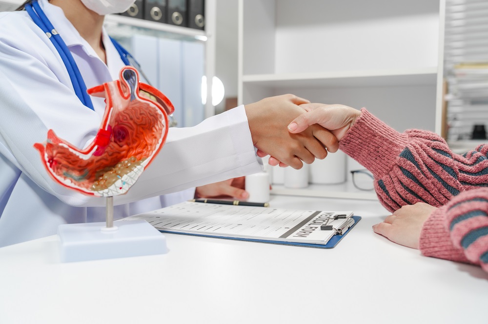 Modelo anatómico del estómago utilizado para explicar el bypass gástrico durante la consulta médica