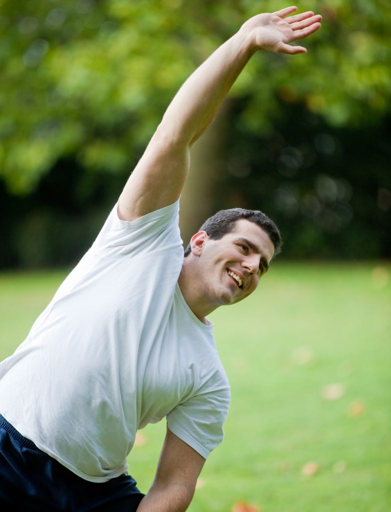 Hombre realizando ejercicio suave como parte de un proceso de mejora de la salud tras una cirugía de manga gástrica