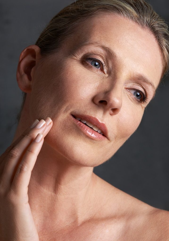 Rejuvenecimiento facial con lifting Deep Plane en mujer adulta