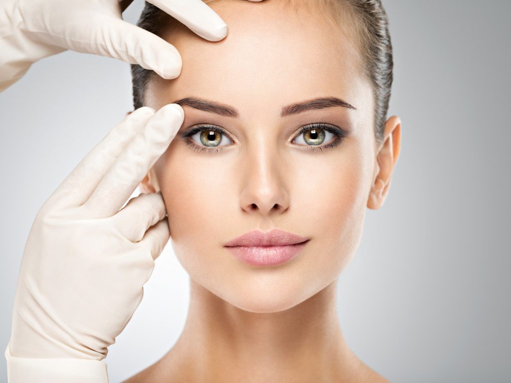 Paciente antes de un lifting de cejas en Madrid para mejorar la posición de la ceja y rejuvenecer la mirada