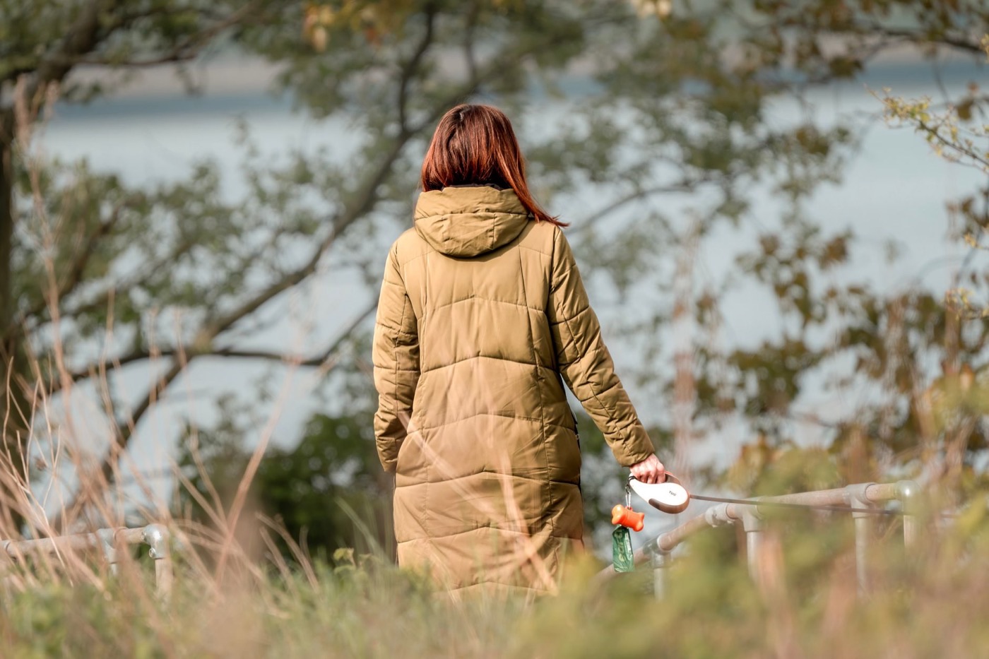 Mujer paseando tranquila por un parque