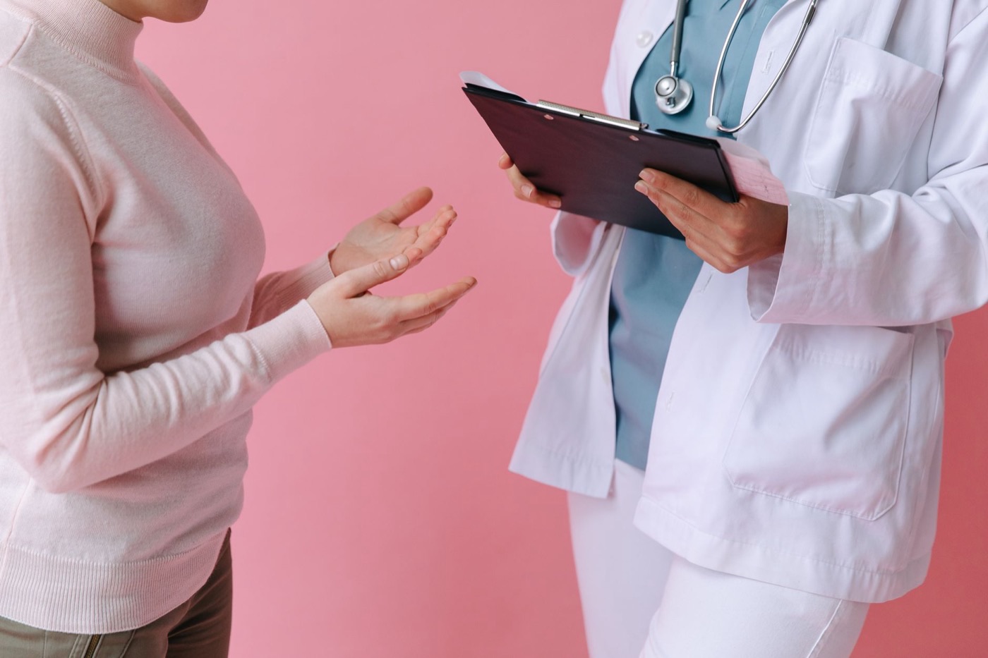 Paciente conversando con su médica en una revisión