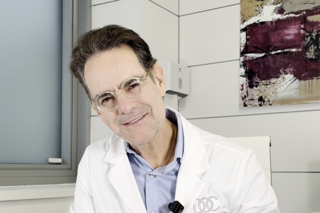 Dr. Claudio Colombo en su consulta de DocClinic